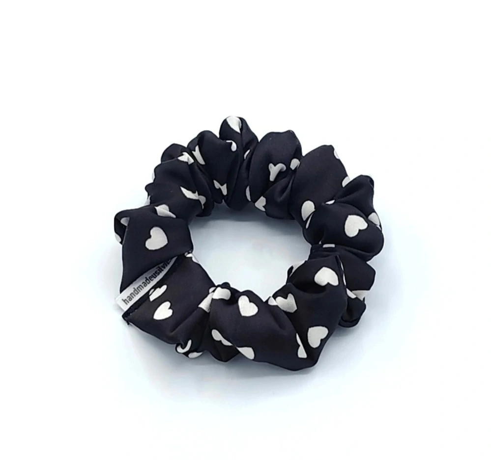 Scrunchie gumička černá - srdíčka - S
