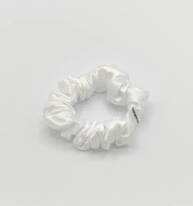 Saténová Scrunchie gumička bílá S