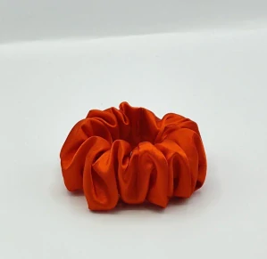 Saténová Scrunchie gumička červená L 