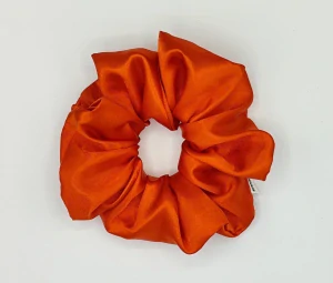 Saténová Scrunchie gumička červená XL