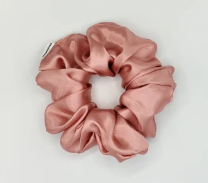 Saténová Scrunchie gumička starorůžová XXL