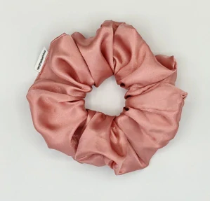Saténová Scrunchie gumička starorůžová XL