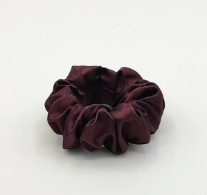 Saténová Scrunchie gumička vínová tmavá L 