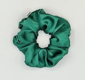 Saténová Scrunchie gumička zelená XL