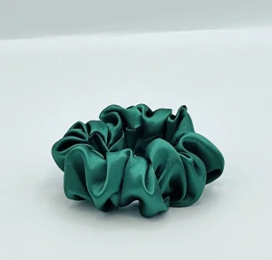 Saténová Scrunchie gumička zelená L 