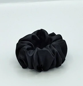 Saténová Scrunchie gumička černá L 