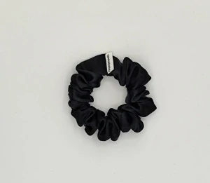 Saténová Scrunchie gumička černá S