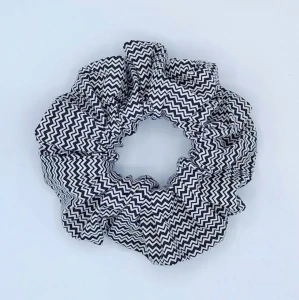 Bavlněná Scrunchie gumička černobílá XXL