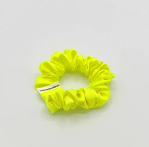 Saténová Scrunchie gumička reflexní S
