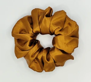 Saténová Scrunchie gumička bronzová XXL