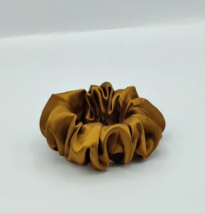 Saténová Scrunchie gumička bronzová L