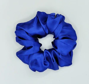 Saténová Scrunchie gumička modrá XXL