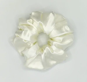Saténová Scrunchie gumička smetanová XXL