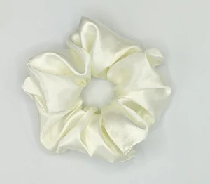 Saténová Scrunchie gumička smetanová XL