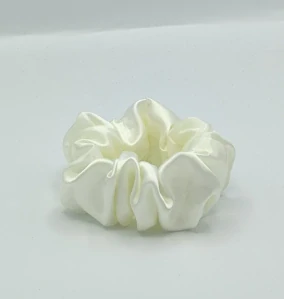 Saténová Scrunchie gumička smetanová L 