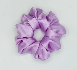 Saténová Scrunchie gumička sv. fialová XXL