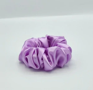 Saténová Scrunchie gumička sv. fialová L 