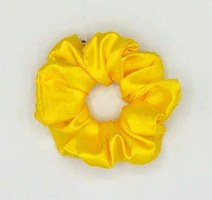 Saténová Scrunchie gumička žlutá L - klasik