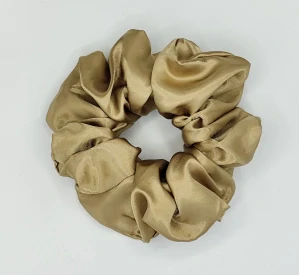 Saténová Scrunchie gumička camel XXL