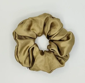 Saténová Scrunchie gumička camel XL