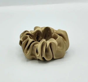Saténová Scrunchie gumička camel L
