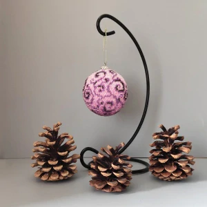 Vánoční baňka z korálků - růžová 7 cm