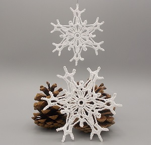 Háčkovaná vánoční ozdoba - vločka 9,5 cm