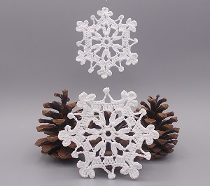 Háčkovaná vánoční ozdoba - vločka 8 cm č.3