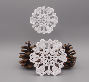 Háčkovaná vánoční ozdoba - vločka 8 cm - č.1