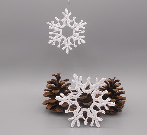 Háčkovaná vánoční ozdoba - sněhová vločka 8 cm