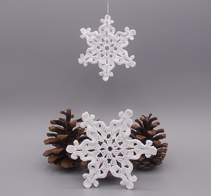 Háčkovaná vánoční ozdoba - vánoční vločka 8 cm