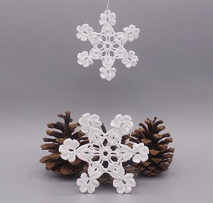 Háčkovaná vánoční ozdoba - vločka 8 cm - č.2