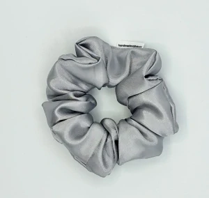 Saténová Scrunchie gumička silver L - klasik