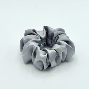 Saténová Scrunchie gumička silver L 
