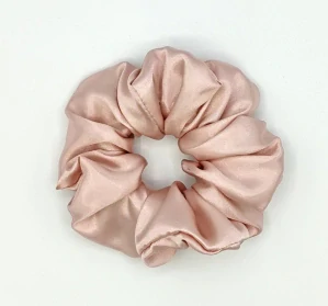 Saténová Scrunchie gumička pudrová L - klasik