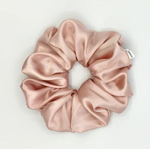 Saténová Scrunchie gumička pudrová XL