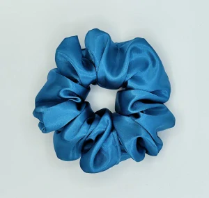 Saténová Scrunchie gumička petrolej XXL