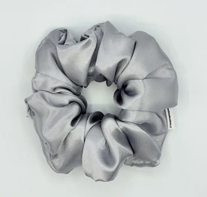 Saténová Scrunchie gumička silver XXL