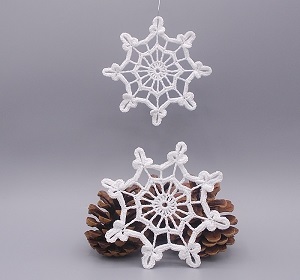Háčkovaná vánoční ozdoba - vločka 10 cm č.2