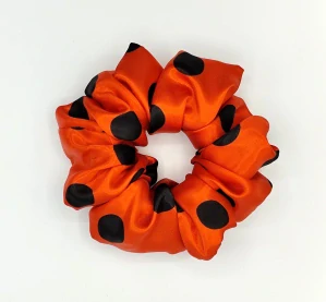 Saténová Scrunchie gumička černý puntík XXL