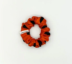 Saténová Scrunchie gumička černý puntík S