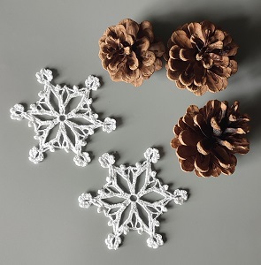 Háčkovaná vánoční ozdoba - vločka 9 cm