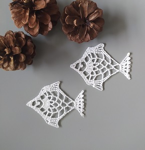 Háčkovaná vánoční ozdoba - kapřík 6 x 8 cm
