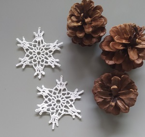 Háčkovaná vánoční ozdoba - vločka 6 cm