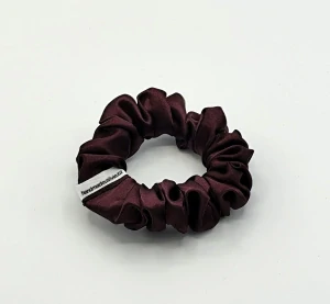 Saténová Scrunchie gumička vínová tmavá S