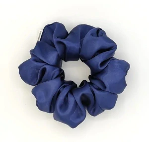 Saténová Scrunchie gumička temně modrá XXL