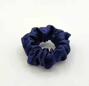 Saténová Scrunchie gumička temně modrá L 
