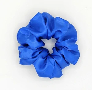 Saténová Scrunchie gumička kobaltově modrá XXL