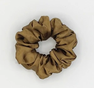 Saténová Scrunchie gumička tmavý camel L - klasik