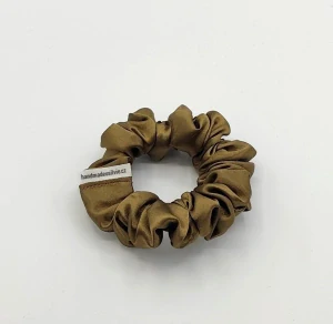 Saténová Scrunchie gumička tmavý camel S
